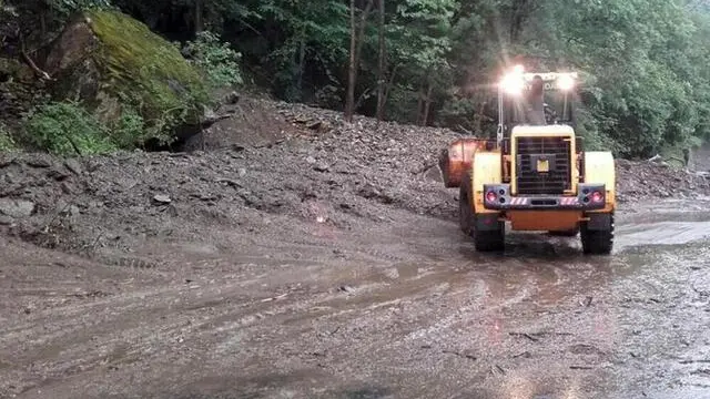 Lavori di sgombero dopo una frana (foto d'archivio)