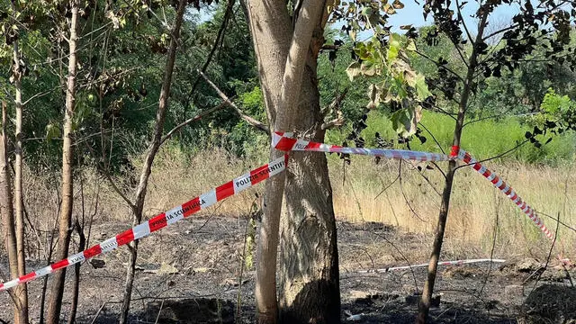 Nella notte appena trascorsa, gli agenti dell’Ufficio Prevenzione Generale e Soccorso Pubblico sono intervenuti a seguito di richiesta di ausilio da parte dei Vigili del Fuoco intenti a domare le fiamme di un incendio in via Torre Poerio a Pianura. Nel corso delle attività, all’interno dello stabile interessato dalle fiamme, è stato rinvenuto privo di vita un soggetto (in corso di identificazione). Dinamica in fase di ricostruzione. Napoli 1 Settembre 2024 ANSA/CESARE ABBATE/