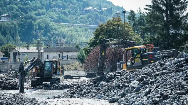 Cinque persone risultano disperse a Bardonecchia in valle di Susa, dove nella serata di ieri c'è stata una piena improvvisa di un torrente provocata da una frana che si è staccata in alta montagna per un nubifragio. Fango e detriti hanno invaso la città.Torino 14 agosto 2023 ANSA/TINO ROMANO