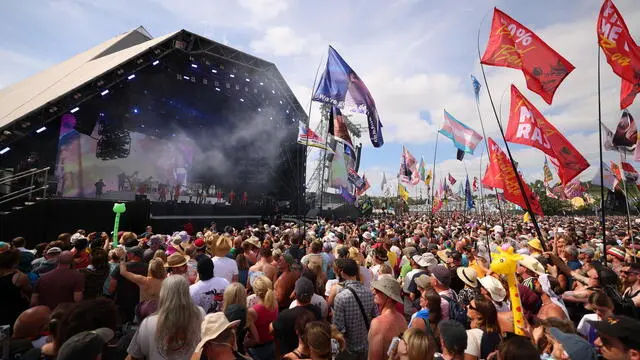 epa12204814 Festival goers watch British singer Rod Stewart perform on the Pyramid Stage during day five of the Glastonbury Festival at Worthy Farm near Pilton, Somerset, Britain, 29 June 2025. The Glastonbury Festival of Contemporary Performing Arts 2025 runs from 25 to 29 June 2025. EPA/ANDY RAIN