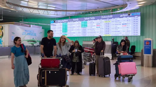 epa12161294 People arrive to the International terminal of the Los Angeles International Airport in Los Angeles, California, USA, 06 June 2025. US President Donald Trump issued a new executive order banning travel to the United States by citizens of Afghanistan, Myanmar, Chad, the Republic of Congo, Equatorial Guinea, Eritrea, Haiti, Iran, Libya, Somalia, Sudan and Yemen. It also limits travel from Burundi, Cuba, Laos, Sierra Leone, Togo, Turkmenistan and Venezuela. EPA/ALLISON DINNER