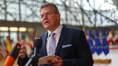 epa12101531 European Commissioner for Trade Maros Sefcovic speaks to the media ahead of an EU Trade Ministers meeting in Brussels, Belgium, 15 May 2025. Ministers will hold an exchange of views on current trade relations with the US and will give orientation for future work. EPA/OLIVIER HOSLET