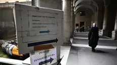 Avvocato a palazzo di Giustizia per il processo sul crollo del ponte Morandi. Genova, 27 marzo 2025. ANSA/LUCA ZENNARO (Avvocati, avvocato, processo, processi, palazzo di giustizia, incartamenti, legale, legali)
