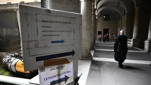 Avvocato a palazzo di Giustizia per il processo sul crollo del ponte Morandi. Genova, 27 marzo 2025. ANSA/LUCA ZENNARO (Avvocati, avvocato, processo, processi, palazzo di giustizia, incartamenti, legale, legali)