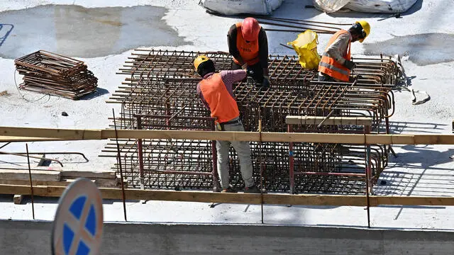 Operai del settore edile al lavoro sotto il sole in un cantiere, Genova, 10 agosto 2023. ANSA/LUCA ZENNARO (simbolica, generica, lavoro, costruzioni, cantiere, occupazione, caldo, edilizia)