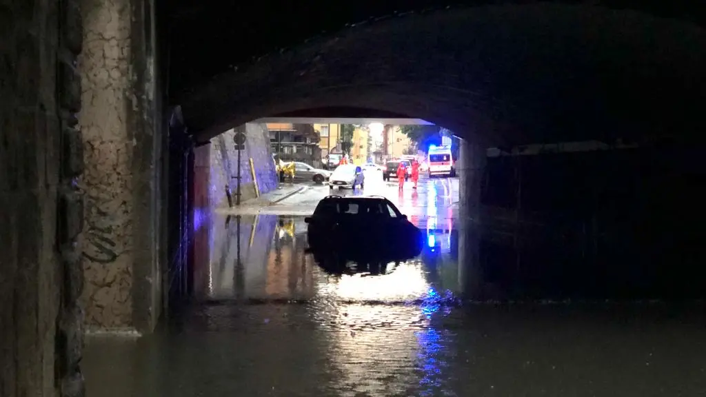 Un'auto bloccata in un sottopassaggio in città - Foto New Eden Group © www.giornaledibrescia.it
