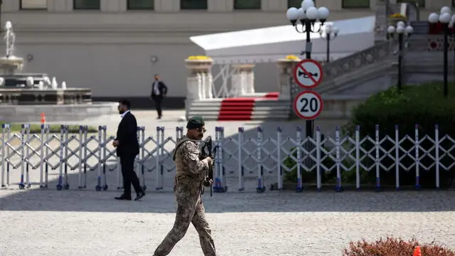 epa12150294 A member of Turkish special police forces stands guard in front of Ciragan Palace prior to second meeting between Russian and Ukranian delegations for peace talks in Istanbul, Turkey, 02 June 2025. EPA/ERDEM SAHIN