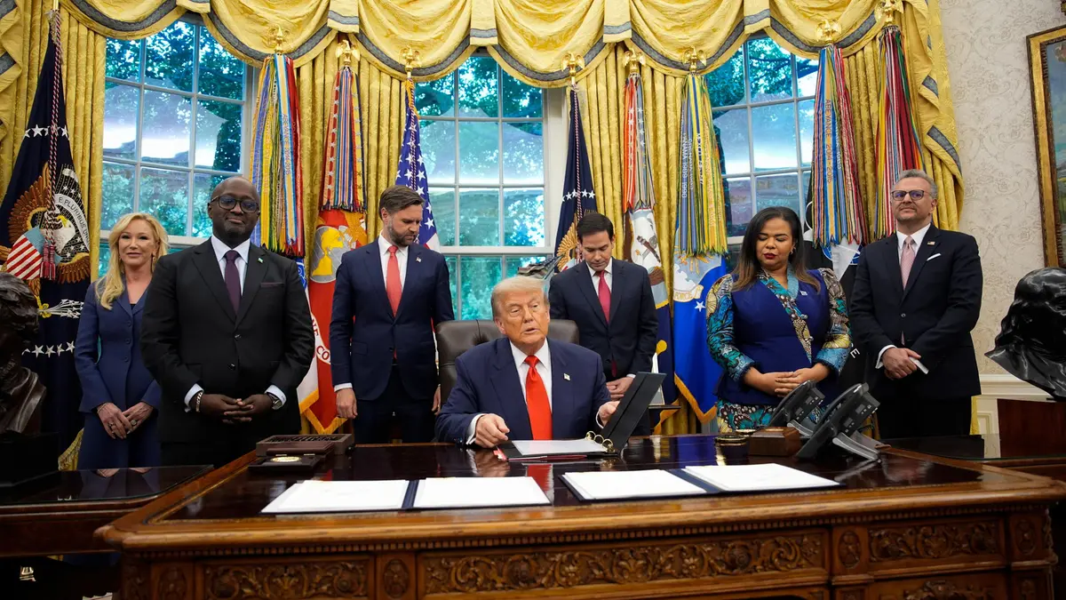 Il presidente Trump con le autorità del Congo e della Ruanda - Foto Ansa © www.giornaledibrescia.it
