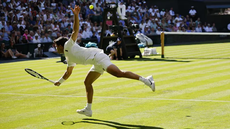 Carlos Alcaraz a Wimbledon - Foto Epa © www.giornaledibrescia.it