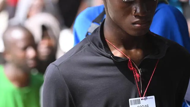 Alcuni dei 1.544 i migranti che, al momento, si trovano all'hotspot di Lampedusa, 19 settembre 2023. In mattinata la polizia scorterà in piccoli gruppi 450 persone fino al porto commerciale dell'isola dove verranno imbarcate sul traghetto di linea Galaxy per Porto Empedocle. A disporre lo spostamento è stata la Prefettura di Agrigento. ANSA / CIRO FUSCO Some of the 1,544 migrants who, at the moment, are at the hotspot of Lampedusa, Italy, 19 September 2023. In the morning the police will escort in small groups 450 people to the commercial port of the island where they will be boarded on the Galaxy ferry to Porto Empedocle, near Agrigento. The displacement was ordered by the Prefecture of Agrigento. ANSA / CIRO FUSCO