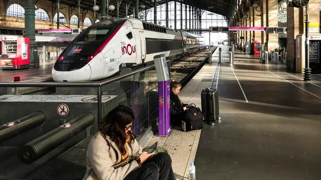 epa11946565 Passengers wait at Gare du Nord station after all traffic was interrupted following the discovery of a World War II bomb in Paris, France, 07 March 2025. Rail services announced that traffic will be heavily disrupted, cancelling all trains to and from Gare du Nord due to the discovery of an unexploded World War II bomb near the station's tracks. EPA/TERESA SUAREZ