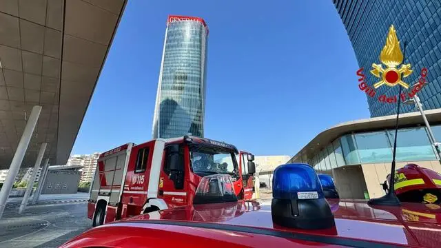 L'insegna inclinata di Generali sul grattacielo di City Life a Milano, 30 giugno 2025. US VIGILI DEL FUOCO ++ANSA PROVIDES ACCESS TO THIS HANDOUT PHOTO TO BE USED SOLELY TO ILLUSTRATE NEWS REPORTING OR COMMENTARY ON THE FACTS OR EVENTS DEPICTED IN THIS IMAGE; NO ARCHIVING; NO LICENSING+++NPK