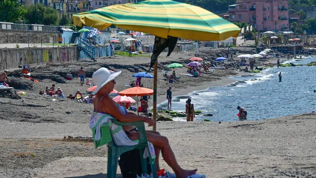 Caldo e temperature sopra la media sulle spiagge e le scogliere del litorale di Pozzuoli affollate di bagnanti nonostante lo spavento della scossa sismica registrata in mattinata percepita anche in alcune zone di Napoli, 18 luglio 2024. ANSA /CIRO FUSCO