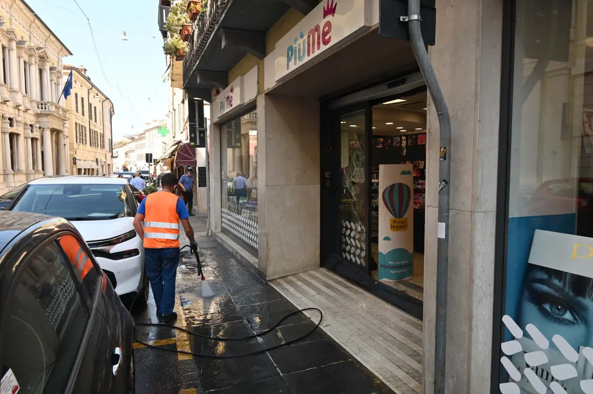 La spaccata in Corso Martiri della Libertà a Brescia