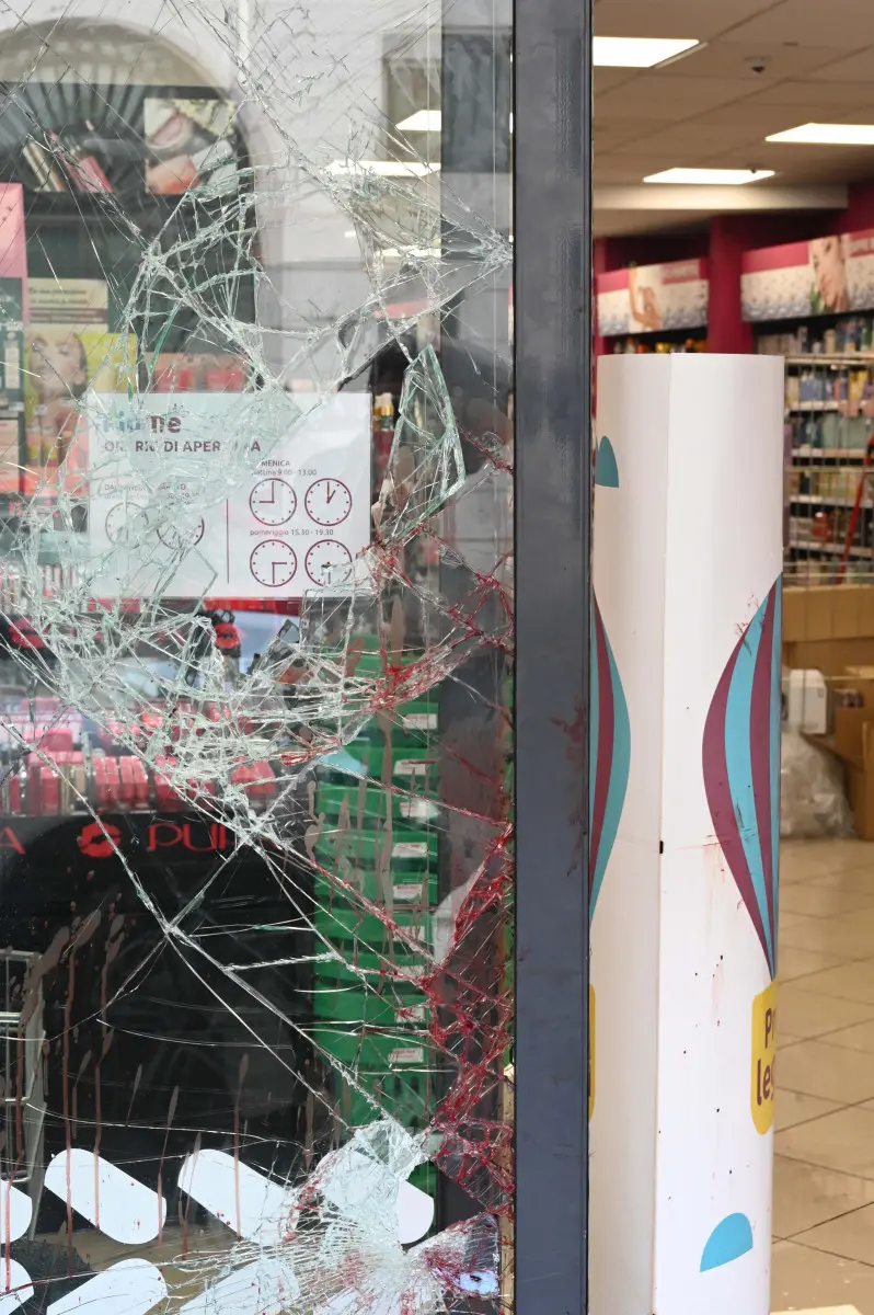 La spaccata in Corso Martiri della Libertà a Brescia