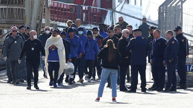 I migranti provenienti dall'Albania - Foto Ansa © www.giornaledibrescia.it