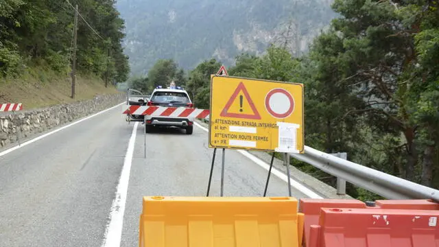 Turisti e automezzi in fila sin dalle 6.30 del mattino in attesa del via libera per la riapertura della strada regionale 47 ad Aymavilles, per raggiungere Cogne. Quattro settimane dopo l'alluvione del 29 giugno, infatti, a Cogne è finito l'isolamento. Alle 7.04 è stata riaperta al transito la strada regionale 47, unico collegamento di viabilità ordinaria, Aymavilles (Aosta), 27 luglio 2024. ANSA / Thierry Pronesti