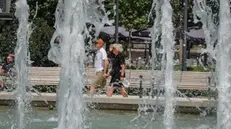 Turisti in Piazza Castello con il caldo intenso, Milano 30 Giugno 2025 ANSA/MATTEO CORNER