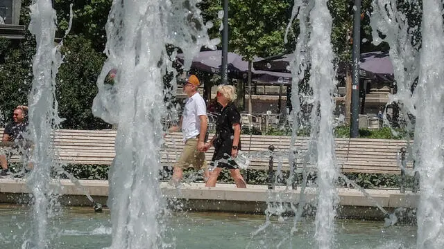 Turisti in Piazza Castello con il caldo intenso, Milano 30 Giugno 2025 ANSA/MATTEO CORNER