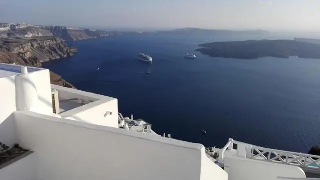 La compagnia di bandiera ellenica Aegean ha previsto l'aggiunta di due voli supplementari oggi e uno domani tra Atene e Santorini, per facilitare lo spostamento di residenti e visitatori intenzionati a lasciare l'isola per paura delle scosse sismiche che stanno aumentando da sabato scorso, 3 Febbraio 2025. ANSA/DOMITILLA CONTE