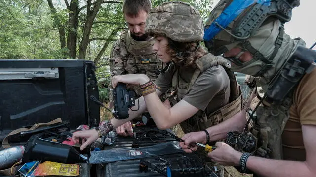 epa12181612 A drone unit from the 93rd Brigade of the Ukrainian Army prepare their fibre-optic FPV drones (First-person view) for flight during a training session near the Kostyantynivka frontline, in Donetsk, Ukraine, 17 June 2025. Unlike radio-controlled drones, those operating via fibre optics are immune to jamming. With unmanned vehicles playing an increasingly significant role on the battlefield, the Ukrainian government aims to boost the proportion of drones controlled via fibre-optic systems. EPA/Maria Senovilla