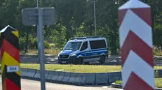 epa12202123 Police monitor a self-organized civilian patrol on the Polish-German border in Lubieszyn, Poland, 27 June 2025. About 300 residents gathered in the "Defense of Polish Borders" to prevent the illegal border crossings from Germany into Poland. EPA/Marcin Bielecki POLAND OUT