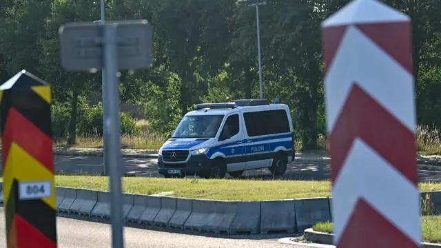 epa12202123 Police monitor a self-organized civilian patrol on the Polish-German border in Lubieszyn, Poland, 27 June 2025. About 300 residents gathered in the "Defense of Polish Borders" to prevent the illegal border crossings from Germany into Poland. EPA/Marcin Bielecki POLAND OUT