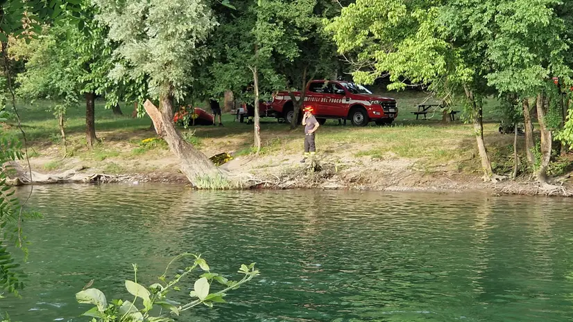 I Vigili del fuoco lungo le rive del fiume Oglio - © www.giornaledibrescia.it