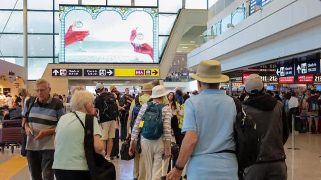 Turisti all'aeroporto Fiumicino di Roma, 22 giugno 2024. La media giornaliera di giugno e' di oltre 150 mila viaggiatori. Ansa/Telenews