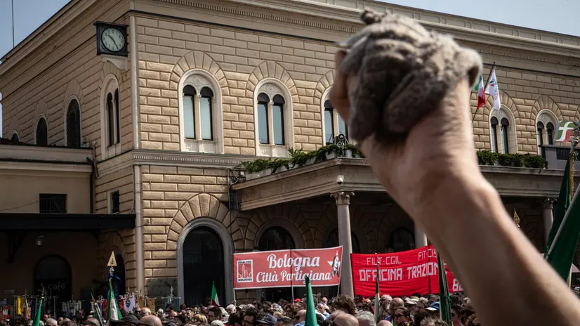 Pugni alzati e striscioni in piazza davanti la Stazione di Bologna. Bologna/ 2 agosto 2024 ANSA/MAX CAVALLARI