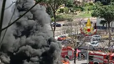Roma, incendio autobus in via Lenin all'interno dell'area del capolinea. Nessun ferito. Intervento delle 13.15 circa.