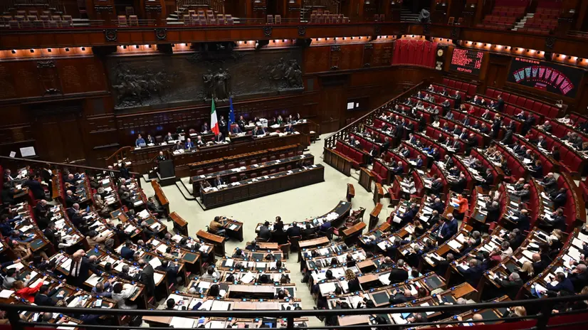 Panoramica dell'Aula di Montecitorio nel corso del seguito della discussione e votazioni degli ordini del giorno al disegno di legge sul bilancio di previsione dello Stato per l'anno finanziario 2025 e bilancio pluriennale per il triennio 2025-2027, Roma 20 dicembre 2024. ANSA/MAURIZIO BRAMBATTI