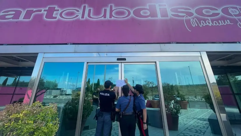 Polizia e Carabinieri hanno applicato i sigilli all'Art di Desenzano