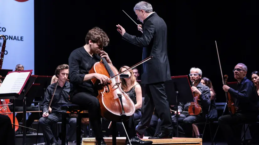 Il direttore Orizio e il violoncellista Pagano - Foto New Reporter Comincini © www.giornaledibrescia.it