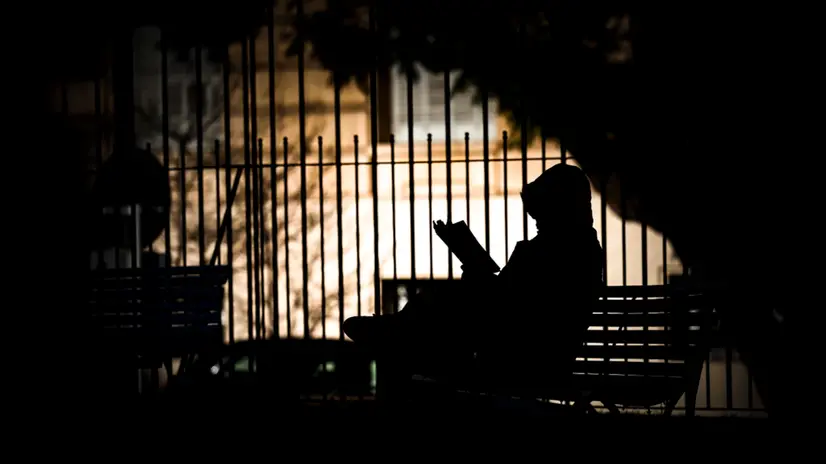 epa10716034 A person reads in a square in Buenos Aires, Argentina, 28 June 2023, on the 60th anniversary of the publication of the novel Hopscotch (Rayuela) by Argentine writer Julio Cortazar. EPA/JUAN IGNACIO RONCORONI
