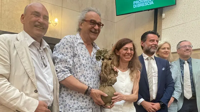 La consegna del premio in Provincia - © www.giornaledibrescia.it