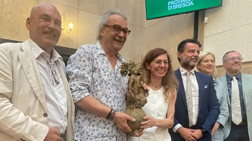 La consegna del premio in Provincia - © www.giornaledibrescia.it