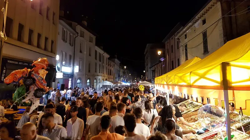 Un passata edizione della Notte bianca a Rovato - © www.giornaledibrescia.it