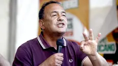 Il candidato al parlamento europeo per Verdi e Sinistra Italiana Mimmo Lucano durante il suo tour elettorale in piazza Oberdan a Milano, 1 giugno 2024. ANSA/MOURAD BALTI TOUATI