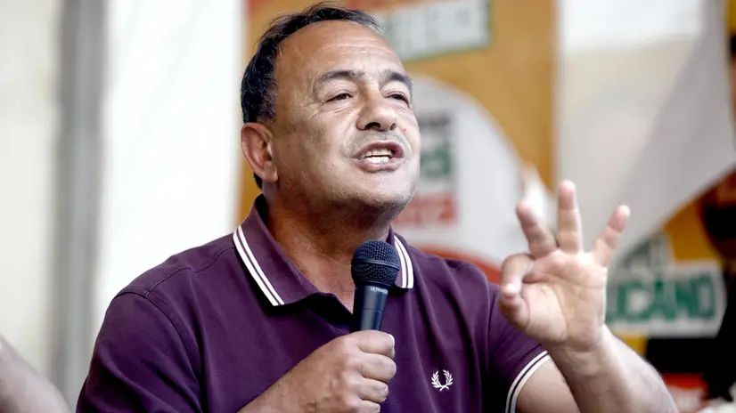 Il candidato al parlamento europeo per Verdi e Sinistra Italiana Mimmo Lucano durante il suo tour elettorale in piazza Oberdan a Milano, 1 giugno 2024. ANSA/MOURAD BALTI TOUATI