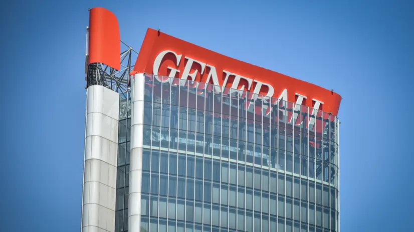 L’insegna “Generali” sulla torre Generali di Citylife pericolante, isolata l’area sottostante e chiuso il centro commerciale, Milano 30 Giugno 2025 ANSA/MATTEO CORNER