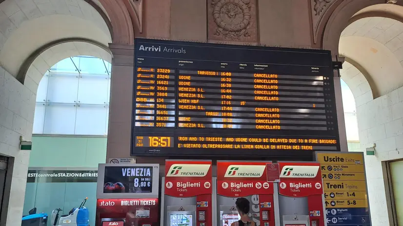 Disagi per i passeggeri alla stazione Trieste Centrale a causa dei treni cancellati