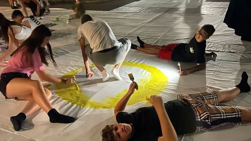 I ragazzi del grest disegnano e colorano la tela - © www.giornaledibrescia.it