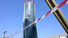 Una delle due scritte di Generali del grattacielo di City life a Milano inclinata, 30 giurno 2025. stata isolata l'area sottostante e interdetto il passaggio ai pedoni.. ANSA/DANIEL DAL ZENNARO