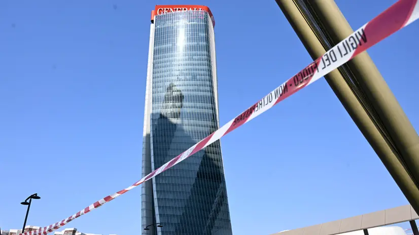 Una delle due scritte di Generali del grattacielo di City life a Milano inclinata, 30 giurno 2025. stata isolata l'area sottostante e interdetto il passaggio ai pedoni.. ANSA/DANIEL DAL ZENNARO