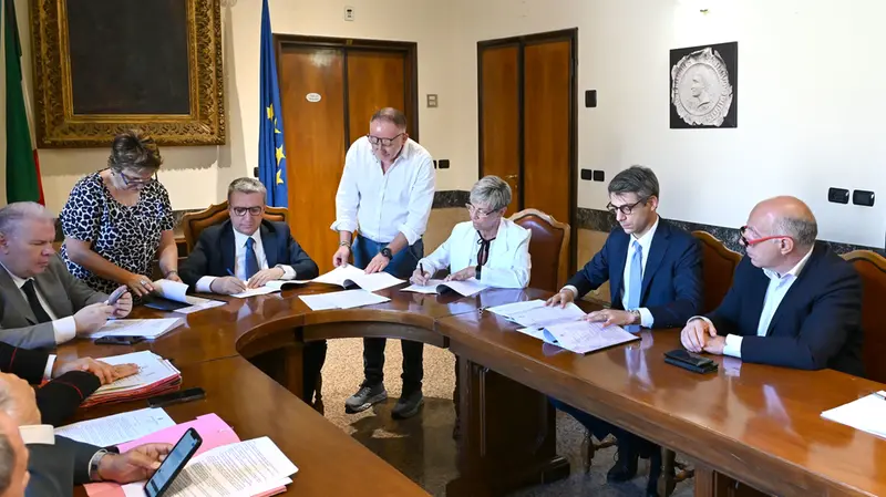 La firma del protocollo in Prefettura - © www.giornaledibrescia.it