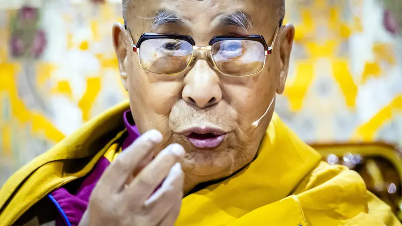 epa11563858 Tibetan Buddhism spiritual leader, the Dalai Lama, Tenzin Gyatso, attends a public talk at the Hallenstadion in Zurich, Switzerland, 25 August 2024. EPA/MICHAEL BUHOLZER