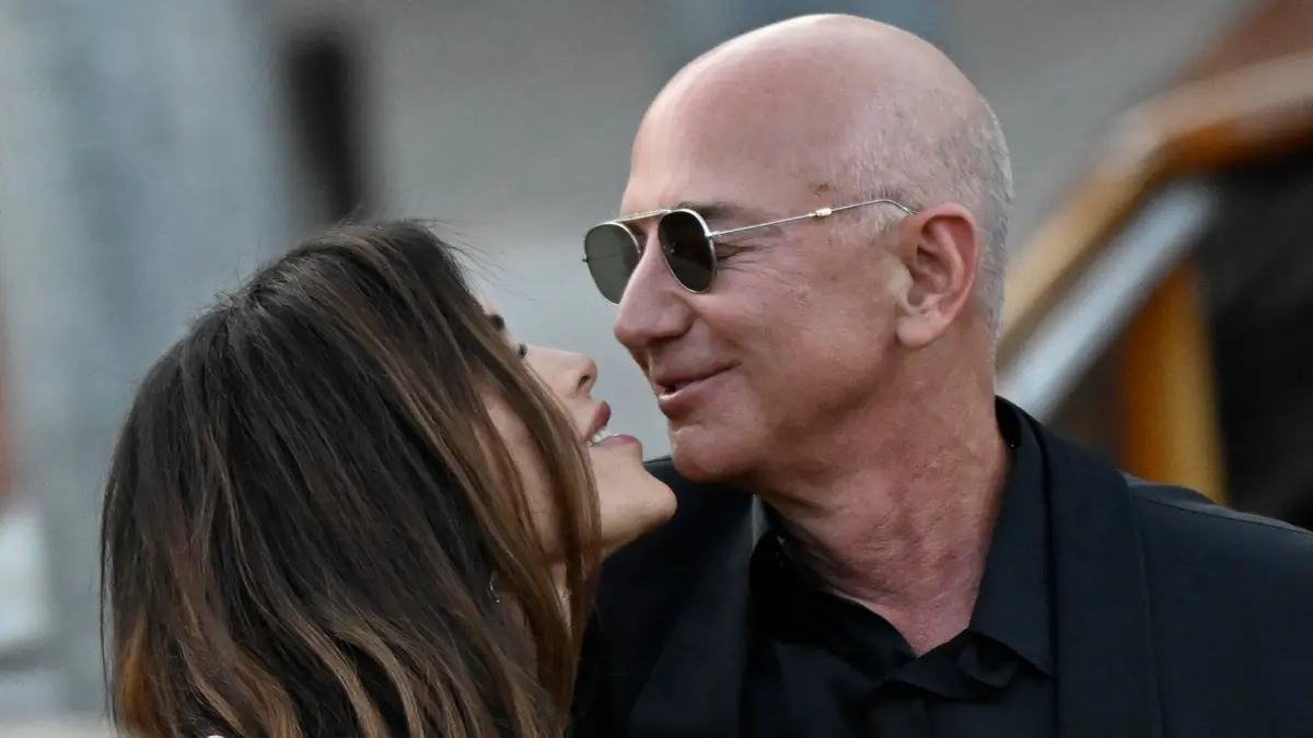 Jeff Bezos e Lauren Sanchez - Foto Ansa/Daniel Dal Zennaro © www.giornaledibrescia.it