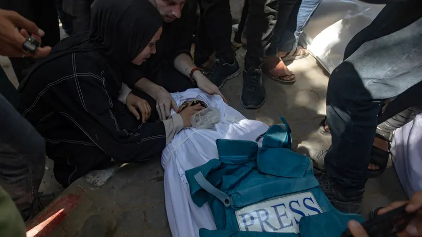 epa12206647 Relatives mourn over the body of late journalist Ismail Abu Hatab who was killed in an Israeli airstrike, at Al-Shifa Hospital in Gaza City, 30 June 2025. According to the Gaza Ministry of Health, 24 Palestinians were killed after the Israeli army targeted Al-Baqa Cafe located on the seafront of Gaza City. EPA/HAITHAM IMAD