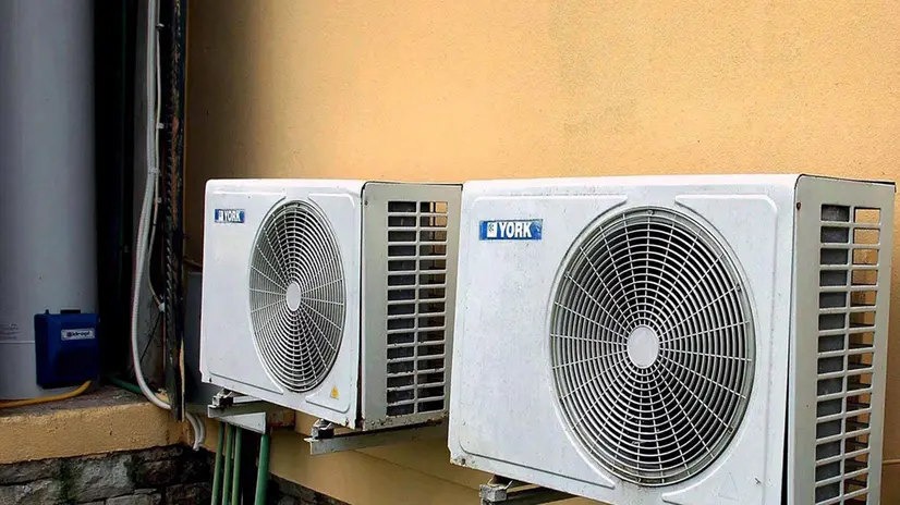 epa05586013 (FILE) A file photo dated 29 October 2006 of an air-conditioning system at a house on the Greek island of Corfu. Media reports on 15 October 2016 state that an international agreement to phase out HFC (hydrofluorocarbon) gases has been reached by nearly 200 countries in Kigali, Rwanda, earlier the same day. The agreement reportedly modies the 1987 Montral-Protocoll to preserve the ozone layer and has incorporated the fight against greenhouse gases which are often found in air conditioning and refrigeration devices, foams, aerosols and are said to have a strong impact on global warming of the planet. EPA/DIMITRA LOUVROU